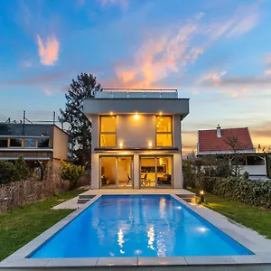 Jaeger Mit Pool In Villa